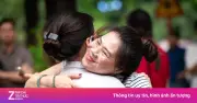 Người mẹ rơm rớm nước mắt trước giờ con thi Văn tốt nghiệp THPT
