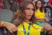 Người mẫu Brazil Gabriela Moura gây sốt với thông điệp trên khán đài World Cup
