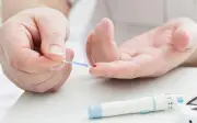 Người đàn ông 30 tuổi khát nước tiểu nhiều phát hiện đường huyết tăng vọt vì tiểu đường type 1