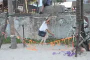 Người đàn ông 51 tuổi đi thăng bằng trên dây ở bãi biển Đà Nẵng khiến du khách trầm trồ