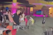 Người đàn ông dùng vòi xịt nước sang quán đối diện ở Cửa Lò bị công an mời làm việc
