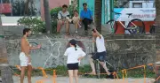 Người đàn ông đi trên sợi dây nhỏ ở bãi biển Đà Nẵng, du khách háo hứng thử sức