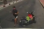 Người nước ngoài cầm gậy chặn xe đầu kéo tấn công tài xế ở Gia Lai