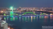 Người phụ nữ hơn 60 tuổi gắn bó 10 năm chụp ảnh dưới chân Cầu Rồng