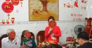 Người phụ nữ lên sân khấu đám cưới đòi lại quà mừng 1 lượng vàng