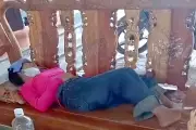 Người phụ nữ ngất bên đường khi mang 2 con nhỏ đi tìm việc giữa nắng nóng