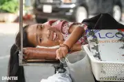 Người phụ nữ nằm xe lăn bán vé số ở TPHCM và giấc mơ về bên mẹ