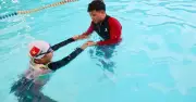 Người thầy dạy bơi miễn phí cho người khuyết tật suốt 4 năm