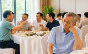 Người U60 từ chối họp lớp lần 2 vì chứng kiến cảnh khoe giàu và định giá bạn bè theo địa vị
