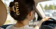 Nguy hiểm từ kẹp tóc khi lái xe: Chuyên gia cảnh báo ngày nắng nóng