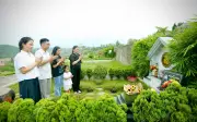 Ngày Gia đình Việt Nam 28/6: Nhiều gia đình Hà Nội đưa con về thăm nguồn cội