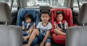 Nhà có 3 con nhỏ nhưng chỉ lắp được 2 ghế trẻ em, phải làm sao?