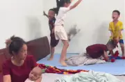 Ánh mắt thất thần của bà khi một mình trông 5 cháu nghỉ hè