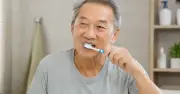 Đánh răng bằng tay không thuận: Bí quyết đơn giản tăng cường trí não cho người lớn tuổi