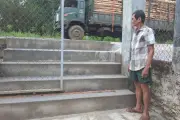 Nhà thấp hơn quốc lộ gần 1,5m, dân phải xây bậc tam cấp đi lại