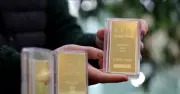 Nhà đầu tư đổ xô mua vàng: 'Đây là tài sản an toàn, sao tôi lại lỗ?'