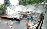 Nhà vệ sinh bất ngờ sập sau 8 giây, người phụ nữ bình tĩnh trèo ra