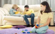 Nhiều cô gái trưởng thành vẫn mang tổn thương từ tuổi thơ vì cha từng mắc 4 sai lầm này
