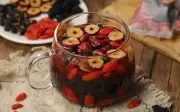 Nhiều chị em mê trà táo đỏ kỷ tử vì nghĩ càng uống càng bổ, bác sĩ nói gì?