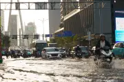 Nhiều người dân vất vả chạy xe qua đường ngập ở TPHCM