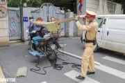 Nhiều tài xế chở hàng cồng kềnh bị xử phạt trên phố Hà Nội