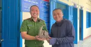 Nhóm thanh niên giao nộp tê tê Java quý hiếm cho công an