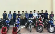 Nhóm thanh thiếu niên mang hung khí náo loạn đường phố