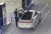 Nhân viên cây xăng nhảy nhót khi được khách cho ngồi thử Porsche