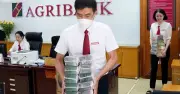 Nhân viên ngân hàng cạnh tranh khốc liệt để 'săn' tiền gửi từ khách hàng