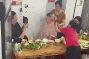 Nhân viên quán bún chả bôi dầu, xoa bóp cho khách Tây say nắng gây sốt