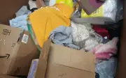 Nhân viên từ thiện trả lại 42.000 USD tìm thấy trong áo len cũ