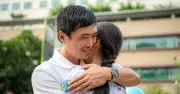 Những cái ôm tiếp sức thí sinh trước giờ thi Toán lớp 10 ở TPHCM