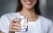 Những sai lầm khi uống nước gây hại cho dạ dày và thận
