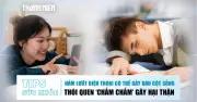 Nằm lướt điện thoại và ăn mặn: Hai thói quen gây hại sức khỏe