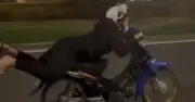 Nằm sấp lái xe máy: Bị tịch thu phương tiện, tước bằng lái đến 24 tháng