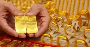 Nên mua vàng nhẫn, vàng miếng hay giữ tiền mặt có lợi hơn?