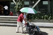 Nắng nóng 40 độ C: Có nên uống oresol thay nước? Bác sĩ giải đáp