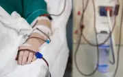Nắng nóng kéo dài tăng nguy cơ suy thận cấp: Bác sĩ chỉ ra 4 dấu hiệu cần nhập viện ngay