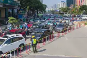 Nút giao Nguyễn Chí Thanh - La Thành ùn tắc nghiêm trọng ngày đầu tự hành