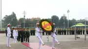 Đoàn đại biểu dâng hương tưởng niệm Chủ tịch Hồ Chí Minh và các Anh hùng liệt sĩ