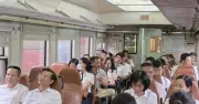 Đoàn tàu Bạch Mai đưa 1.200 y bác sĩ đi làm giữa Hà Nội - Ninh Bình
