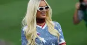 Paris Hilton gây sốt World Cup 2026 với vai trò rước bóng trận Mỹ - Thổ Nhĩ Kỳ