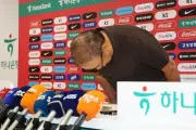 Park Hang Seo cúi đầu xin lỗi sau khi Hàn Quốc bị loại ở World Cup 2026