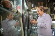 Phố đồ cổ Sài Gòn vắng khách, chủ tiệm kêu cả tuần không có khách