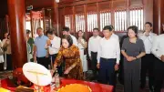 Phó Chủ tịch Quốc hội Nguyễn Thị Thanh dâng hương tưởng niệm các anh hùng liệt sĩ tại Điện Biên Phủ