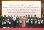 Phó Chủ tịch Quốc hội Nguyễn Thị Thanh tặng quà gia đình chính sách ở Điện Biên