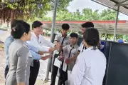 Phó Chủ tịch tỉnh Đắk Lắk đến điểm thi động viên thí sinh trước giờ G