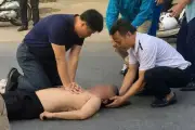 Phó giám đốc bệnh viện quỳ giữa đường ép tim cứu người tai nạn