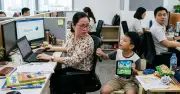 Phụ huynh đau đầu với 'khối nghỉ hè' khi vừa làm việc vừa trông con