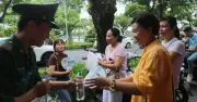 Phụ huynh hồi hộp chờ con thi tốt nghiệp THPT, chiến sĩ biên phòng tiếp sức